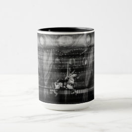 Focalize a caneca de café um carrossel e o cavalo