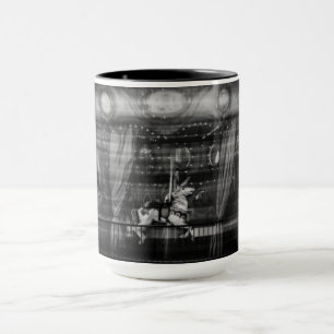 Focalize a caneca de café um carrossel e o cavalo