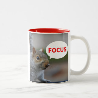 Foco! Nenhuma caneca engraçada Squirreling