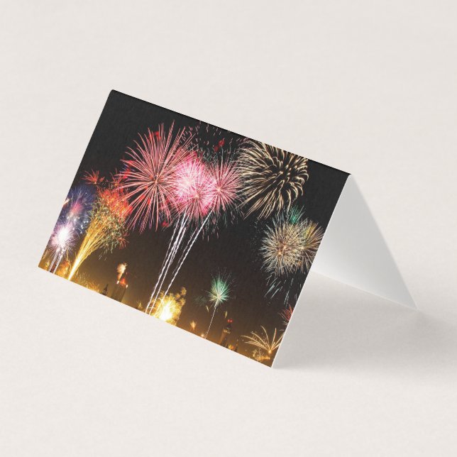 Fogos de artifício em cartões de véspera de ano no (Frente)