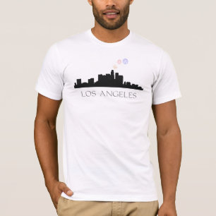 Fogos-de-artifício sobre t-shirt da skyline de Lo