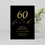 Folha Preta e Ouro | 60 anos de amor 60.o aniversá<br><div class="desc">Celebre seu dia especial com este convite de aniversário moderno. Este design apresenta um script de folha de na moda dourada "60 anos de amor" com um layout limpo sobre fundo preto. Você pode personalizar o texto para qualquer idade ou evento. Há mais designs e suprimentos de festas disponíveis no...</div>