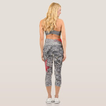 Folha vermelha de chuva na estrada texturizada de 