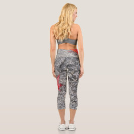 Folha vermelha de chuva na estrada texturizada de 