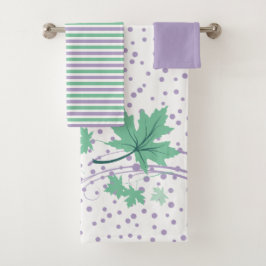 Folhas de carapaça e toalha do banheiro de lavanda