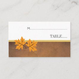 Folhas de laranja no cartão marrom de escolta de c