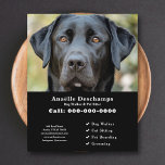 Folheto Preto de Coluna de Animais de Companhia Pe<br><div class="desc">Um folheto preto elegante e minimalista com uma foto personalizável de um labrador preto giro,  perfeito para andador de cães e babá de estimação,  Canine Behavior Educator,  groomer. Você pode substituir a foto pelo seu próprio logotipo! No fundo há um padrão de pata de cachorro!</div>