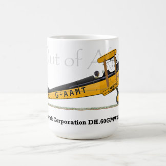 Fora da caneca de café de África com um biplano