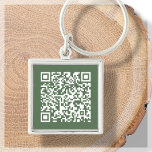 Forest Green | Chaveiro de código QR personalizado<br><div class="desc">Chaveiro de Código QR branco e verde da floresta personalizável. Para uso profissional, corporativo ou pessoal. Adicione seu endereço de URL do site, identificador de mídia social ou link Venmo, PayPal ou Cash App. Clique em " personalizar este modelo" e adicione seu URL à área fornecida, e uma marca de...</div>