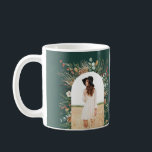 Formando arca 1, foto verde da caneca moderna botâ<br><div class="desc">Formando natural moderno e elegante coloração aquosa,  cor seca botânica,  colorida floral mutada arca 1 caneca fotográfica. Tipografia moderna contemporânea. verde</div>