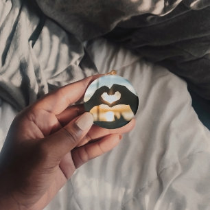 Formando um coração com as mãos chaveiro