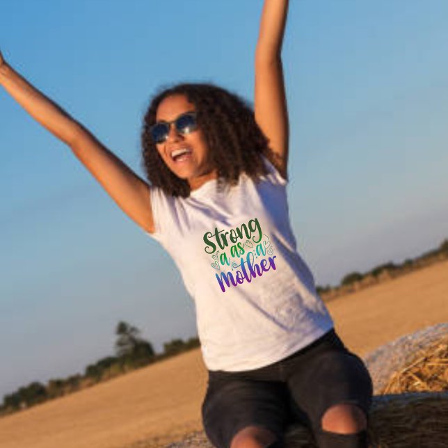 Forte como uma camiseta mã negra moderna com scrip (Criador carregado)