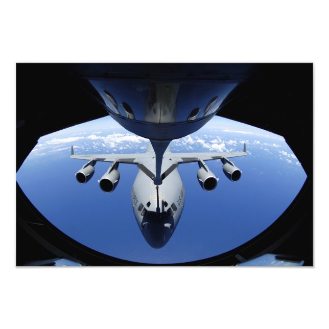 Foto A C-17 Globemaster III recebe combustível (Frente)