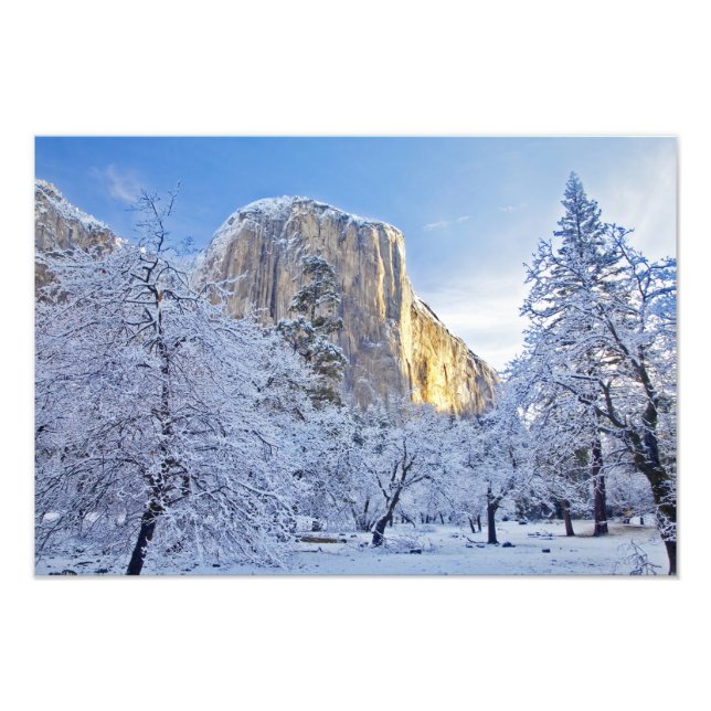 Foto A luz do sol atinge El Capitan através da neve (Frente)