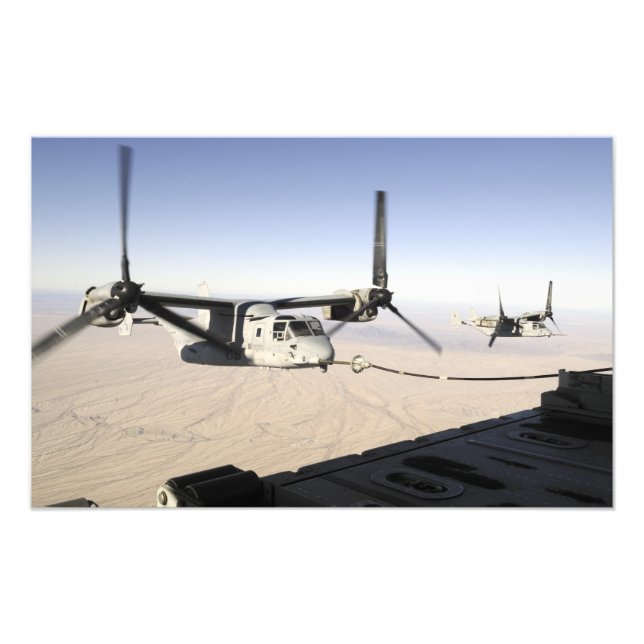Foto A MV-22 Osprey reabastece voo médio (Frente)