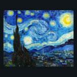 Foto A Noite Estrelada - Van Gogh<br><div class="desc">A Noite Estrelada é um óleo na pintura de canvas do pintor holandês Poste-impressionista Vincent van Gogh. Pintado em junho de 1889,  mostra a visão da janela voltada para leste do seu asilo na Santo-Rémy-de-Provence,  pouco antes do nascer do sol,  com a adição de uma vila imaginária</div>