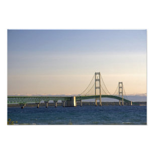 Foto A ponte Mackinac que abrange o estreito de 3
