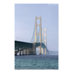 Foto A ponte Mackinac que atravessa o estreito de