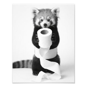 Foto Adorável Panda Vermelho Segurando Papel Higiênico