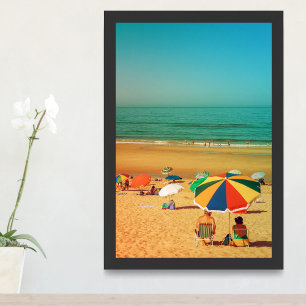 Foto Antigo casal debaixo do guarda-chuva da praia, na