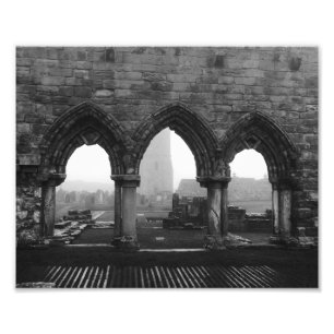 Foto Arcos da catedral de St Andrews na névoa preto e