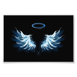 Foto Asas de anjo azuis brilhantes em fundo preto