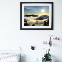 Ascensão solar acima das nuvens sobre Primaveras d