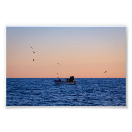Foto Barco de Pesca Pequeno ao Pôr do Sol em Portugal