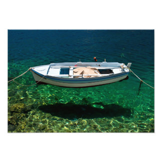 Foto Barco flutuando em água cristalina.