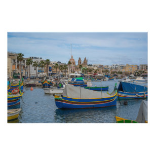 Foto Barcos de pesca tradicionais coloridos em Malta