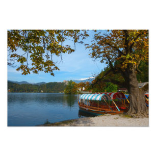 Foto Barcos de turista no lago sangrado no outono