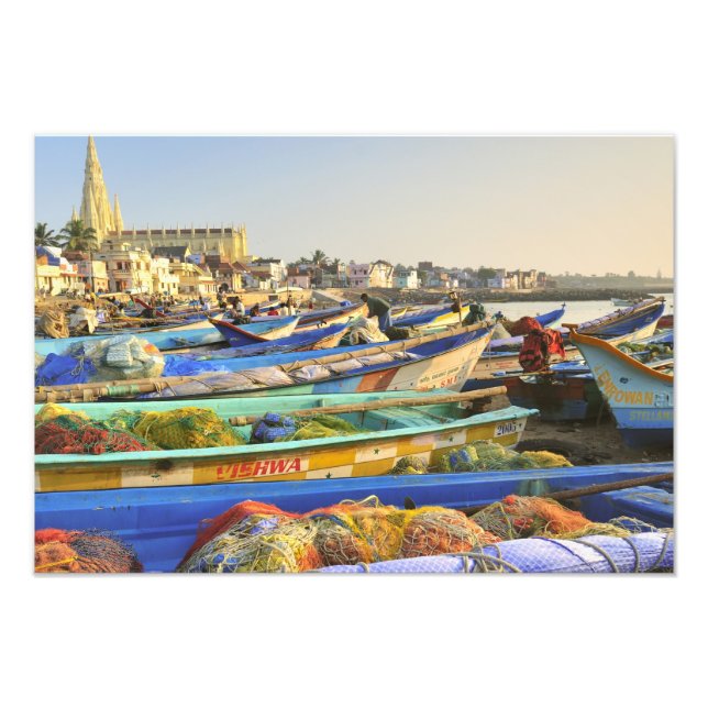 Foto Barcos sendo preparados para a pesca, A Igreja de (Frente)
