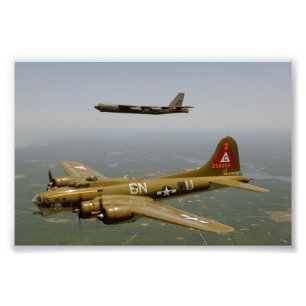 Foto Bombardeiros de B17G e de B52H em vôo