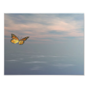 Foto Borboleta monarca voando sobre o oceano
