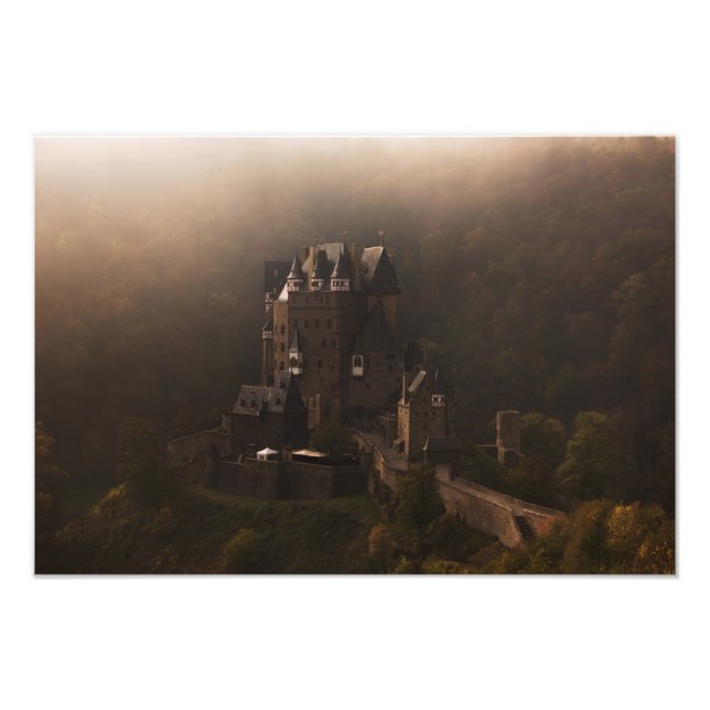 Foto Burg Eltz castelo no nevoeiro da manhã (Frente)