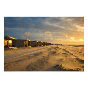 Foto Cabinas de praia no pôr do sol na costa holandesa