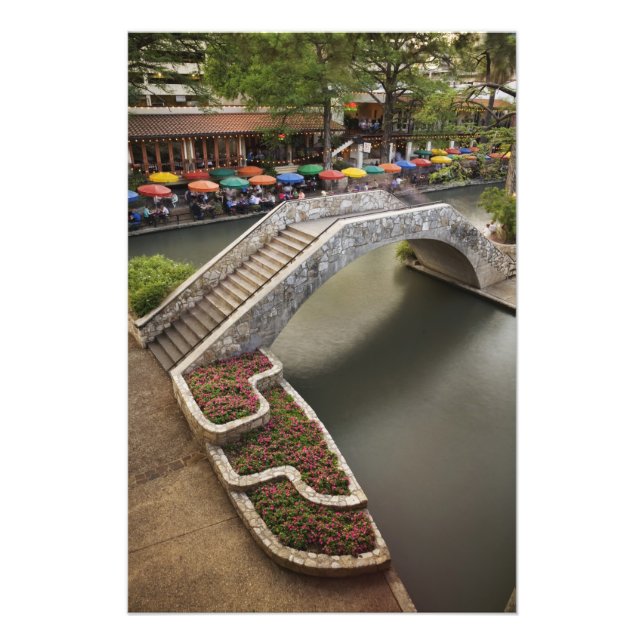 Foto Café ao ar livre ao longo da River Walk e ponte so (Frente)