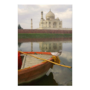 Foto Canoa na água com Taj Mahal, Agra, Índia