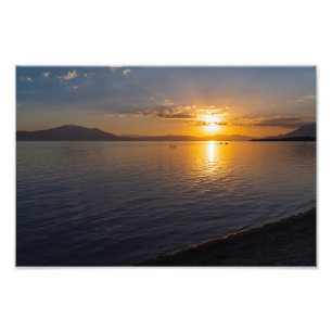 Foto capala do lago e montanhas ao longo do horizonte a