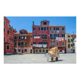 Foto Carrinho com caixas em Veneza