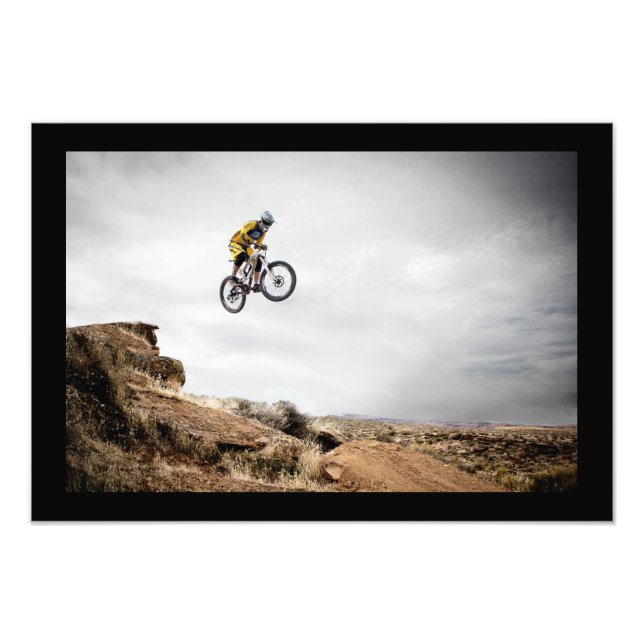 Foto Cartaz de Ciclista de BMX Saltando (Frente)