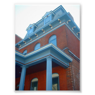 Foto Casa do Victorian do tijolo com guarnição azul