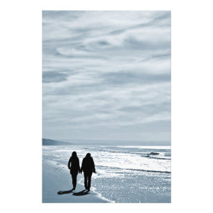 Foto Casal lésbica caminha lado a lado em uma praia are
