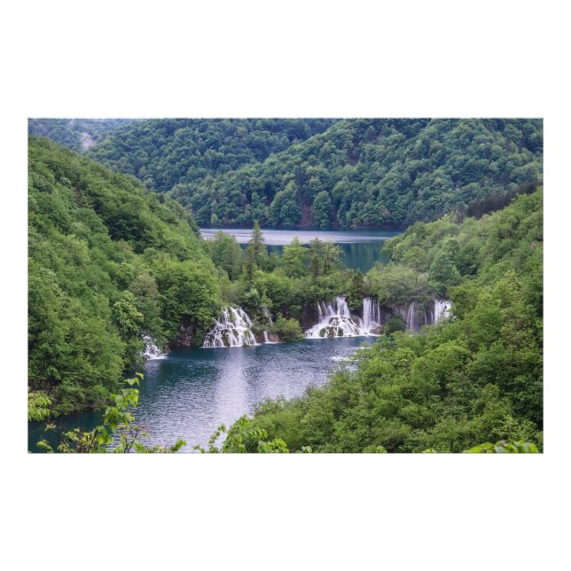 Foto Cascata em cascata com floresta verde na Croácia (Frente)