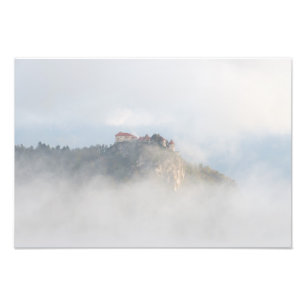 Foto Castelo sangrado cercado por nuvens