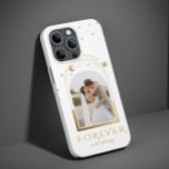 Foto Celestial Magenta SEMPRE Casada<br><div class="desc">PARA SEMPRE, Magenta Celestial Foto Personalizada Nome Personalizado Magenta capas de iphone Telefônica Inteligente apresenta o sol, a lua e as estrelas com a sua imagem favorita num fundo magenta e personalizada com o seu nome e texto personalizado ou "Para sempre e sempre" na tipografia moderna do roteiro de caligrafia...</div>