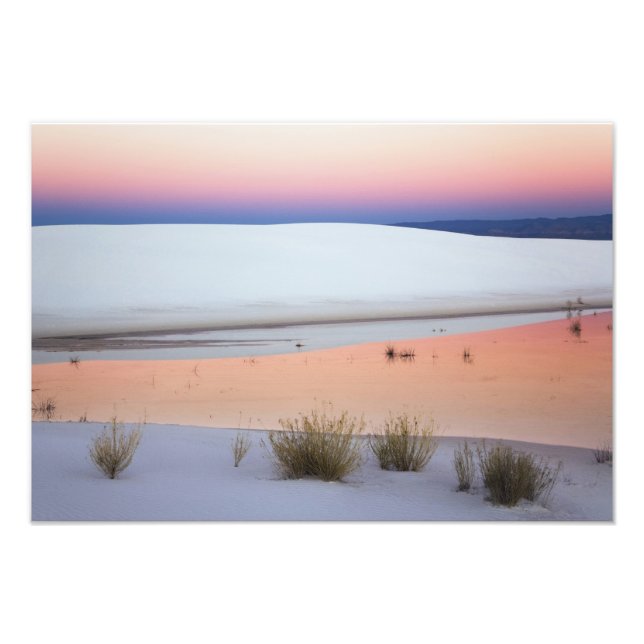 Foto Céu do crepúsculo refletido em poça de água de (Frente)