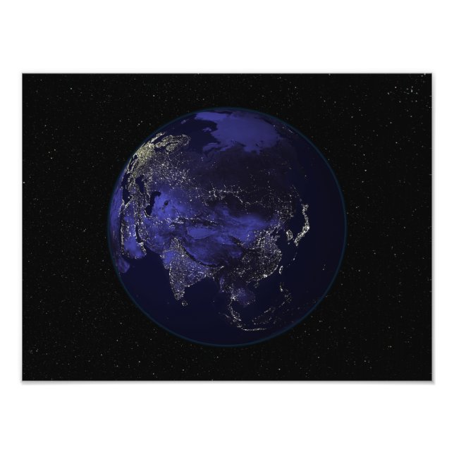 Foto Cheio Terra à noite mostrando luzes da cidade (Frente)