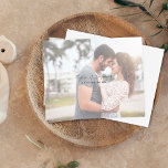 Foto Chic H minimalista do orçamento Salve a data<br><div class="desc">** SATIN PAPER É PAPEL FINO. ATUALIZE O PAPEL PARA OBTER UM PAPEL MAIS ESPESADO. TEM UMA OPÇÃO PARA ENVELOPES. *** Economize dinheiro em convites com este convite menor que tem uma opção para envelopes. Prepare seus convidados para o maravilhoso casamento com sua Foto Chic H Minimalista Salve os Convites...</div>