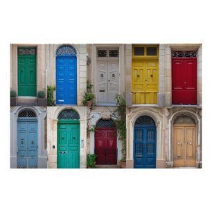 Foto Conjunto de portas frontais coloridas em Malta